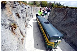 El ferrocarril minero circula de nuevo ante el Museo de la Evolucin Humana (Burgos)