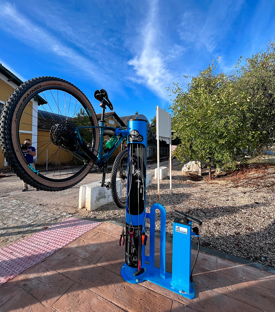 El Camino Natural Va Verde del Aceite ya dispone de una estacin de reparacin de bicicletas