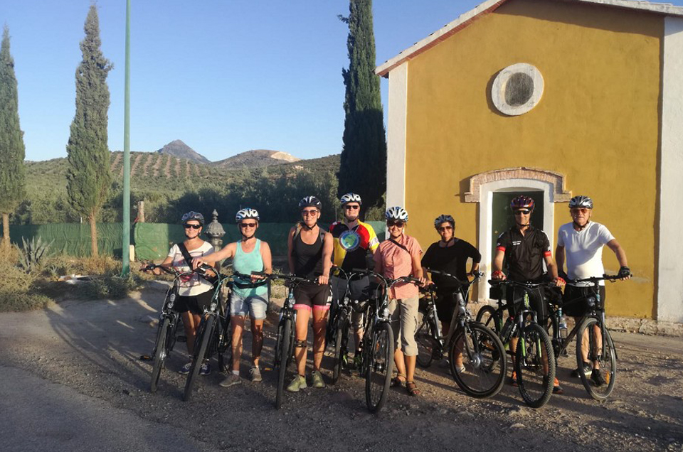 Periodistas y turoperadores visitan las Vías Verdes del Aceite, Sierra y Girona en el marco del acuerdo de colaboración con Turespaña